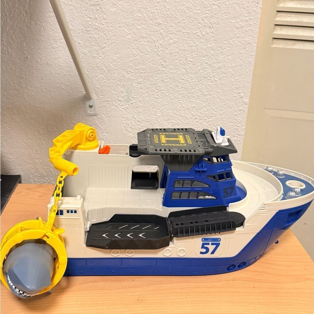 Matchbox Mission Marine Rescue Shark Boat w/‎ Helicopter – 2013 Mattel BFN57